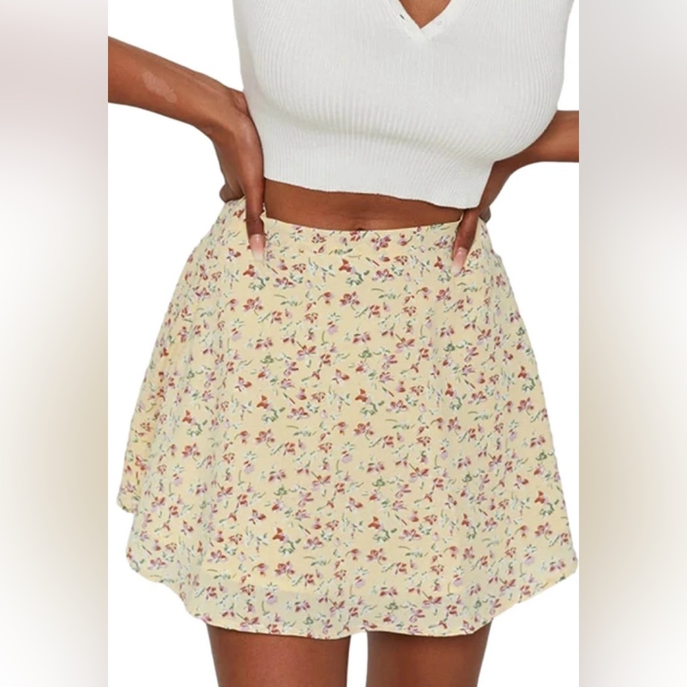 Sunny yellow circle skirt- size Large NWOT